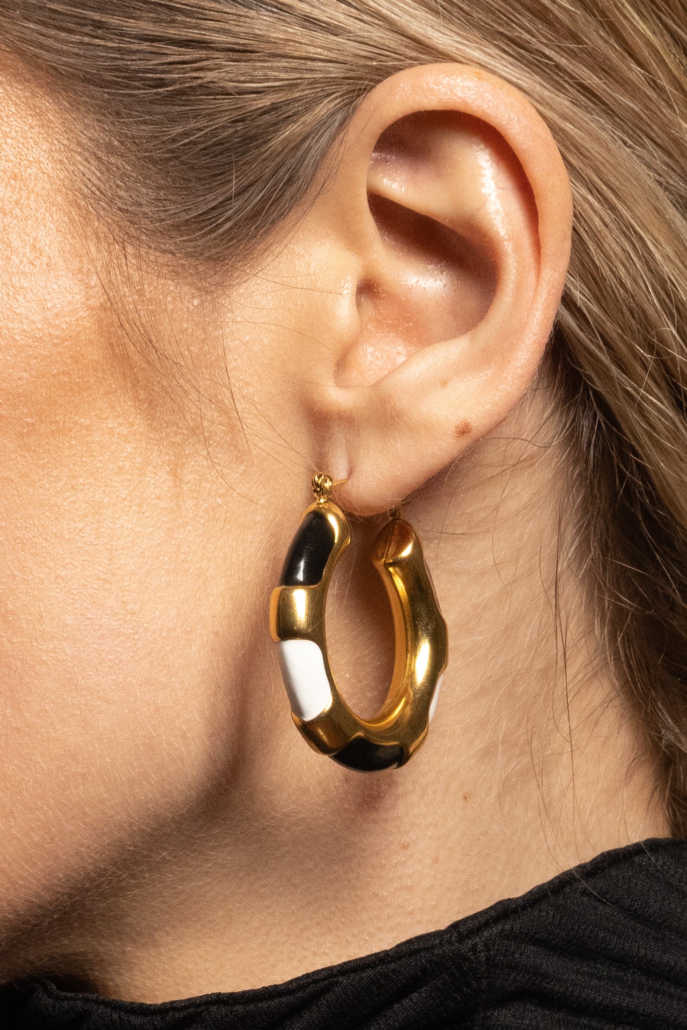 LAURA BLACK AND WHITE HOOP ENAMEL EARRINGS